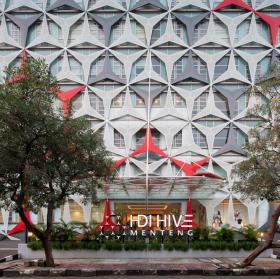 蜂巢般的建筑表皮在夜幕下静静闪光 — HDI Hive办公楼