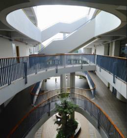 动态绿色的梦幻校园：生态折线学校 / 1+1>2 Architects
