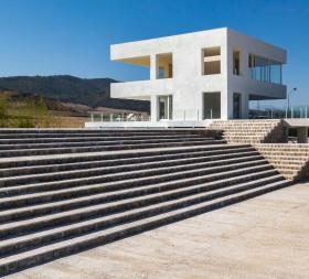 白房子/ ZAV Architects