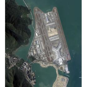 这座宏伟的香港机场，其实是靠着中国十年的血液续命的