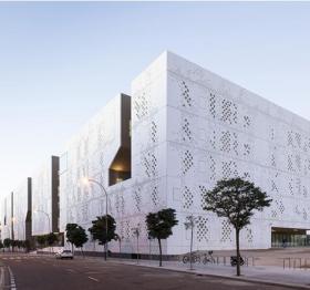 法院巨大的体量下，光与影的诗歌 / Mecanoo architecten