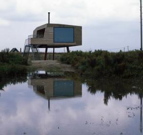 架空于潮汐盐沼泽地之上的软木小屋