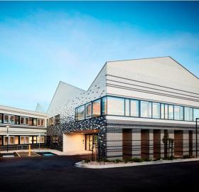 用几何图案的彩色砖，构成Baptcare果园社区
