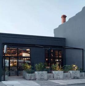墨尔本的硬核餐厅用混凝土块搭出了一座“花园”！
