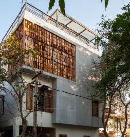 立面格栅木板酷似“算盘”的印度独立住宅 / studioXS