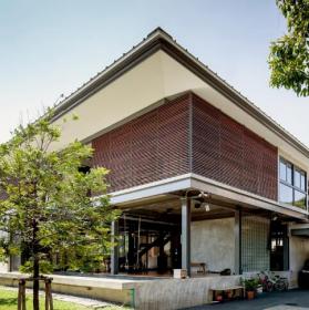 泰国住宅 713：一半居住，一半观景 / Junsekino Architect and Design