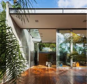 与地形和植被进行密切对话 - LLM住宅，巴西 / Obra Arquitetos