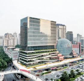 十字路口的建筑，一个集办公、商业、文化空间以及高架...