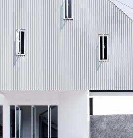 既是屋顶也是立面的天然采光C- House / ARA Studio