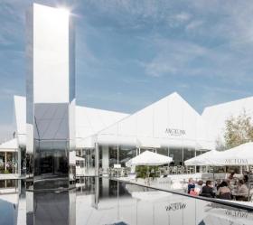 法国里昂奥特莱斯，白色小房子构成村庄 / Gianni Ranaulo Design