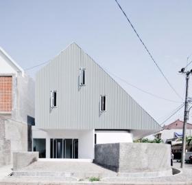 既是屋顶也是立面的天然采光C- House / ARA Studio