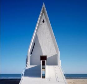 停靠沙滩的冥想之船 - 海边教堂 / 直向建筑