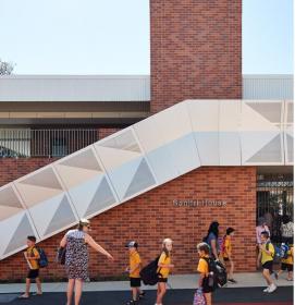 用自然元素记录时间和成长的澳大利亚海格特小学