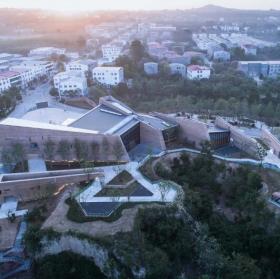 黄土地上错落展开的“折扇”：郑州建业足球小镇游客中...