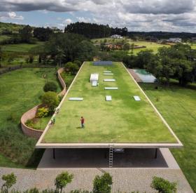 屋顶是一片巨型草坪 — 圣保罗Planar住宅