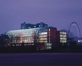 艾维利娜儿童医院——巨大的弯曲的玻璃顶（by 迈克尔·霍...