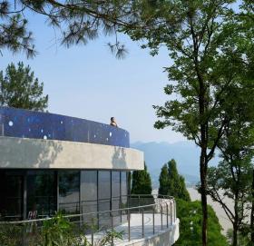 星舟 – 富春江畔的空中泳池，杭州 / 中国美术学院风景建...