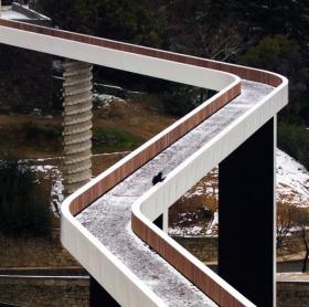 葡萄牙人行天桥，仅四点支柱连接220米宽峡谷 / JLCG Arquitectos