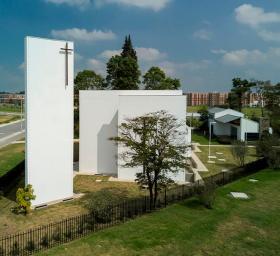 朴素真实的社区标志 — 白色的圣塞西莉亚教堂
