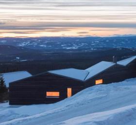 匍匐曲折，顺势而成——CABIN SJUSJØEN / ASLAK HAANSHUUS ARKITEKTER