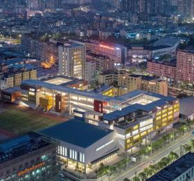 嵌套的多彩盒子：华中师范大学附属龙园学校 / 筑博设计-...